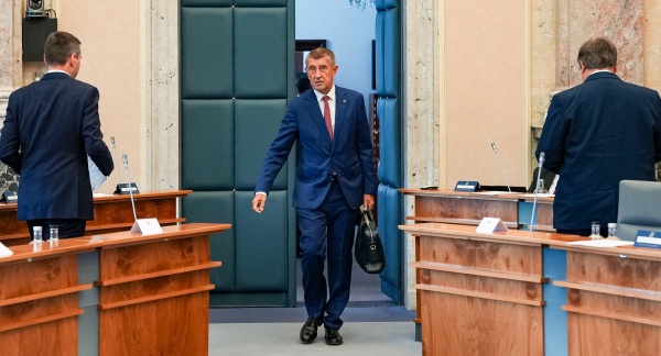 Premiér Andrej Babiš přichází do jednacího sálu vlády ve Strakově akademii na další zasedání svého kabinetu, 15. června 2026.