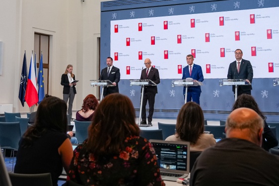 Premiér Andrej Babiš přichází do jednacího sálu vlády ve Strakově akademii na další zasedání svého kabinetu, 15. června 2026.