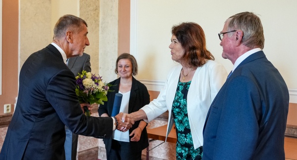 Premiér Andrej Babiš předává letošní Cenu Bezpečnostní rady státu Evě Soukupové z firmy Vydavatelství MS Line, 17. června 2026.