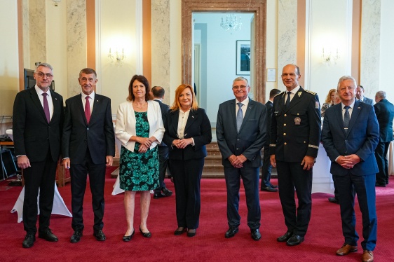 Premiér Andrej Babiš předává letošní Cenu Bezpečnostní rady státu Evě Soukupové z firmy Vydavatelství MS Line, 17. června 2026.