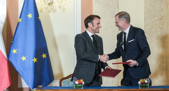 Český premiér Petr Fiala a prezident Francie Emmanuel Macron podepisují akční plán strategického partnerství obou zemí, 5. března 2024.