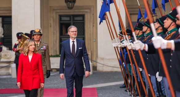 Italská premiérka Georgia Meloniová a český premiér Petr Fiala vykonávají přehlídku čestné stráže před společným jednáním v Římě, 13. května 2024.