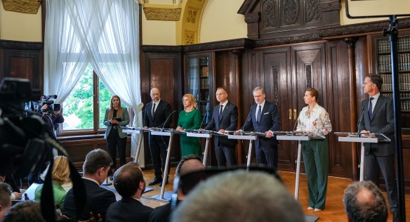 Společná fotografie lídrů šesti států, kteří se sešli v Kramářově vile nad otázkami další pomoci bránící se Ukrajině, 28. května 2024.