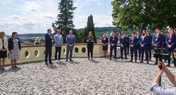Kapitán mistrů světa Roman Červenka převzal za tým od premiéra Fialy medaili Karla Kramáře a na oplátku mu věnoval svůj dres, 29. května 2024.