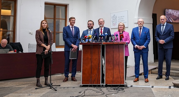 Premiér Petr Fiala a další členové vlády na tiskové konferenci po skončení zasedání kabinetu v budově Poslanecké sněmovny, 2. října 2024.