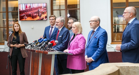 Premiér Petr Fiala a další členové vlády na tiskové konferenci po skončení zasedání kabinetu v budově Poslanecké sněmovny, 2. října 2024.