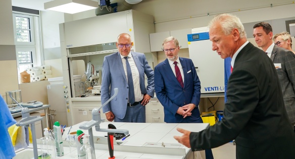 Ředitel nového přírodovědného gymnázia v Brně Vilém Koutník provedl premiéra Petra Fialu a další hosty učebnami, 2. září 2024.