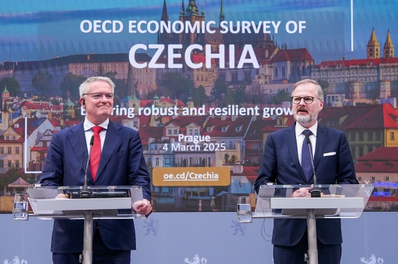 Premiér Petr Fiala a generální tajemník OECD Mathias Cormann na tiskové konferenci po společném jednání, 4. března 2025.