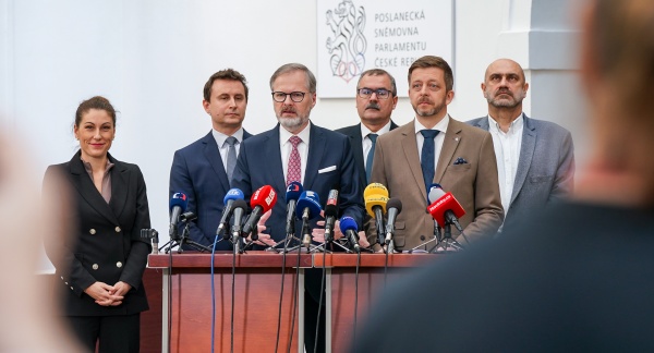 Premiér Petr Fiala a 1. místopředseda vlády a ministr vnitra Vít Rakušan na tiskové konferenci ke zpřísnění migračních pravidel, 7. března 2025.