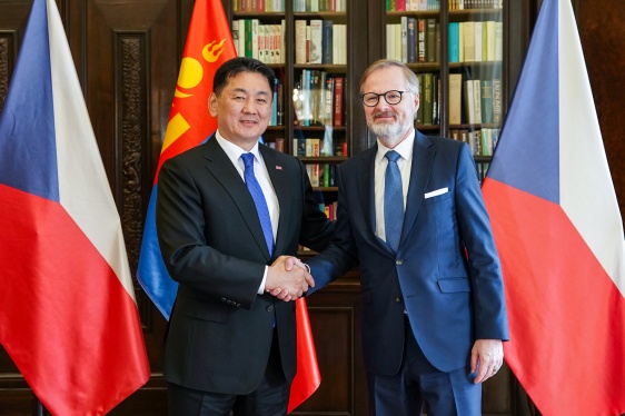 Premiér Petr Fiala a prezident Mongolska Uchnágín Chürelsüch v Kramářově vile před státními zástavami obou zemí, 10. března 2025.