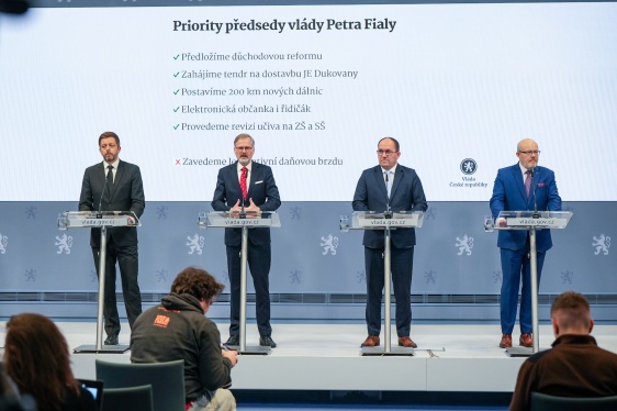 Premiér P. Fiala, vicepremiéři V. Rakušan a V. Válek a ministr zemědělství M. Výborný shrnují plnění programového prohlášení, 28. listopadu 2024.