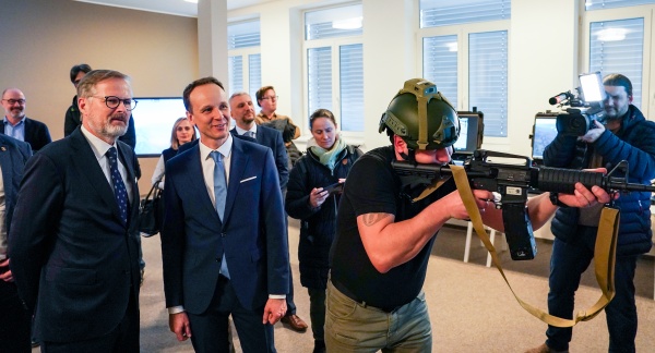 Premiér Petr Fiala navštívil společnost Bagira Systems, která je lídrem v oblasti výcvikových a simulačních systémů, 17. března 2025.