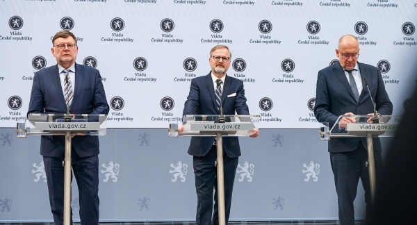 Premiér Petr Fiala, ministr financí Zbyněk Stanjura a ministr školství, mládeže a tělovýchovy Mikuláš Bek na tiskové konferenci, 19. března 2025.