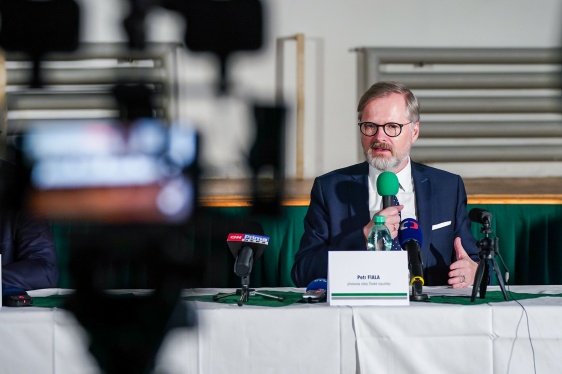 Premiér Petr Fiala a ministr financí Zbyněk Stanjura na jednání s vedením společnosti OKD, 31. března 2025.