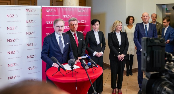 Premiér Petr Fiala a ministr spravedlnosti Pavel Blažek na brífinku k uvedení Lenky Bradáčové do funkce nejvyšší státní zástupkyně, 1. dubna 2025.