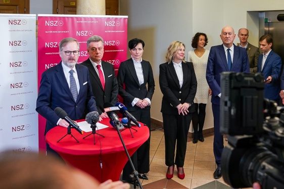 Premiér Petr Fiala a ministr spravedlnosti Pavel Blažek na brífinku k uvedení Lenky Bradáčové do funkce nejvyšší státní zástupkyně, 1. dubna 2025.