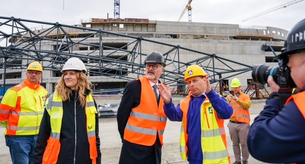 Premiér Petr Fiala a brněnská primátorka Markéta Vaňková si prohlížejí stavbu multifunkční Areny Brno, 1. dubna 2025.
