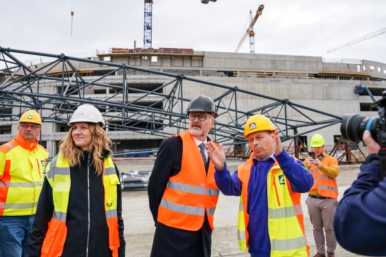 Premiér Petr Fiala a brněnská primátorka Markéta Vaňková si prohlížejí stavbu multifunkční Areny Brno, 1. dubna 2025.
