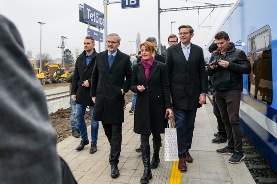 Premiér Petr Fiala na slavnostním zahájení provozu v Zastávce u Brna ocenil výhody zmodernizované trati pro pohodlí cestujících, 14. prosince 2024.