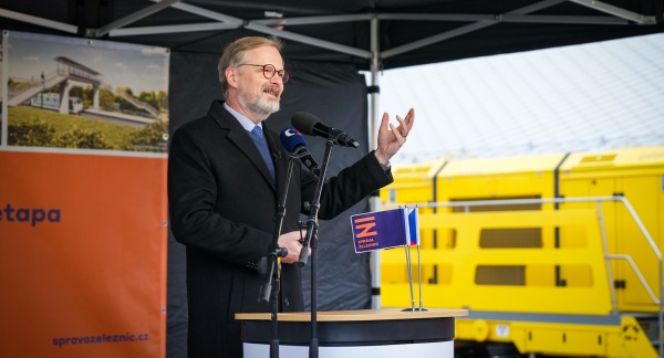 Premiér Petr Fiala na slavnostním zahájení provozu v Zastávce u Brna ocenil výhody zmodernizované trati pro pohodlí cestujících, 14. prosince 2024.