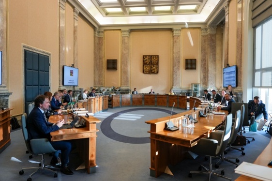 Premiér Petr Fiala a 1. vicepremiér a ministr vnitra Vít Rakušan na tiskové konferenci, 5. února 2025.
