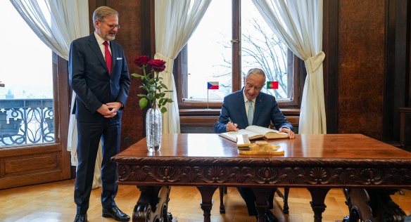 Premiér Petr Fiala s portugalským prezidentem Marcelem Rebelem de Sousou při jednání v Kramářově vile, 5. února 2025.