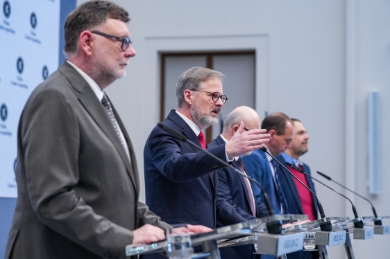Premiér Petr Fiala, ministr financí Zbyněk Stanjura a další ministři na tiskové konferenci po jednání vlády, 26. února 2025.