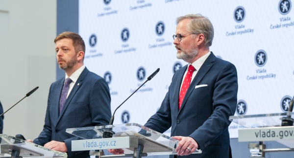Premiér Petr Fiala a první místopředseda vlády a ministr vnitra Vít Rakušan na tiskové konferenci po jednání vlády, 2. dubna 2025.