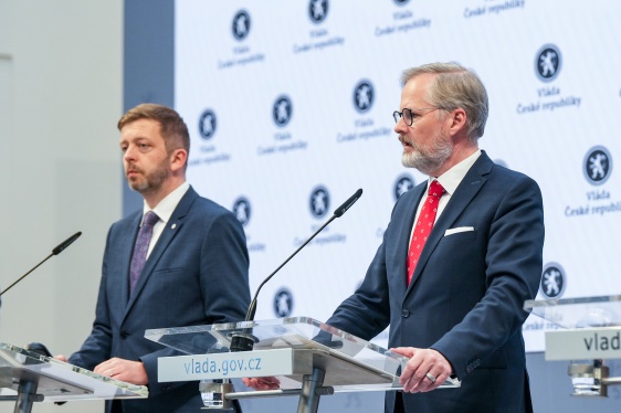 Premiér Petr Fiala a první místopředseda vlády a ministr vnitra Vít Rakušan na tiskové konferenci po jednání vlády, 2. dubna 2025.