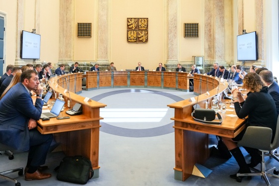 Premiér Petr Fiala a další členové vlády jednali ve Strakově akademii se zástupci profesních komor, 3. dubna 2025.