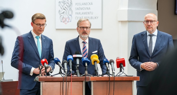 Premiér P. Fiala, ministr dopravy M. Kupka a ministr školství, mládeže a tělovýchovy M. Bek na tiskové konferenci po jednání vlády, 16. dubna 2025.