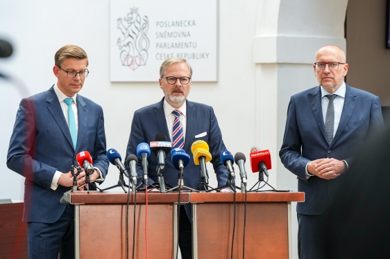 Premiér P. Fiala, ministr dopravy M. Kupka a ministr školství, mládeže a tělovýchovy M. Bek na tiskové konferenci po jednání vlády, 16. dubna 2025.