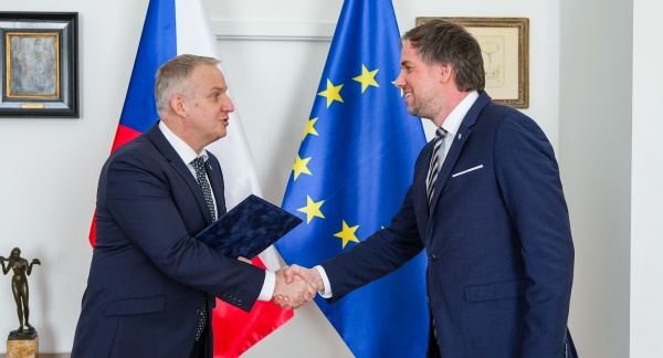 Filip Minář převzal z rukou nejvyššího státního tajemníka Jindřicha Fryče jmenovací dekret, 22. dubna 2025.