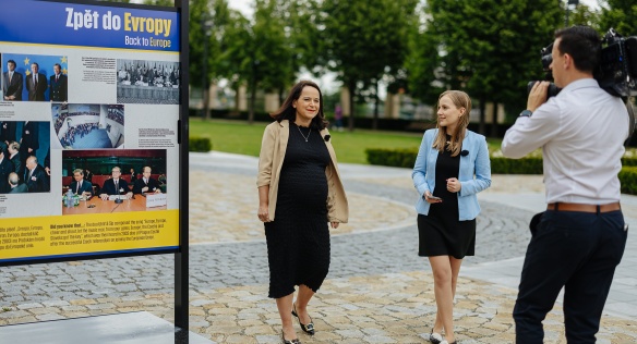 Vedoucí ÚV ČR Jana Kotalíková představila výstavu k 20. výročí vstupu ČR do EU, 2. července 2024.