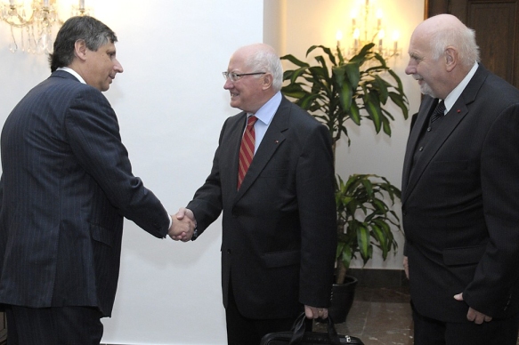 Premiér Jan Fischer, předseda Evropského soudu pro lidská práva J.P. Costa a předseda Ústavního soudu ČR Pavel Rychetský, 22.10.2009
