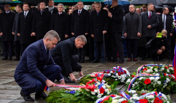 Český premiér Andrej Babiš a slovenský premiér Peter Pellegrini během pietního aktu ke 100. výročí založení Československa na Vítkově.