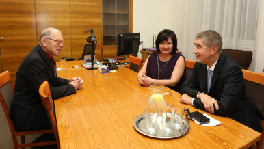 Předseda vlády Andrej Babiš uvedl Alenu Schillerovou do funkce ministryně financí, 13. prosince 2017.