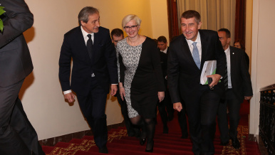 Předseda vlády Andrej Babiš uvedl Karlu Šlechtovou do funkce ministryně obrany, 13. prosince 2017.