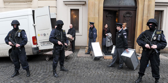 Policie ČR přiváží vyznamenání k dodávce ve speciálních konteinerech