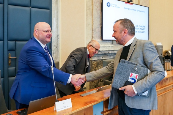Ministr pro vědu, výzkum a inovace Marek Ženíšek se zdraví se členy Rady pro výzkum, vývoj a inovace, 28. března 2025.