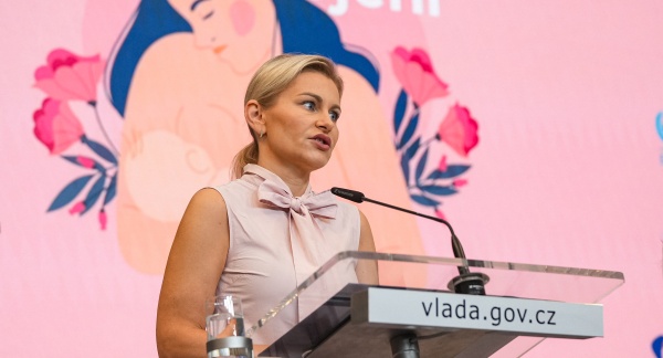 Tiskovou konferenci ke Světovému týdnu kojení zahájila vládní zmocněnkyně pro lidská práva Taťána Malá, 31. července 2026.