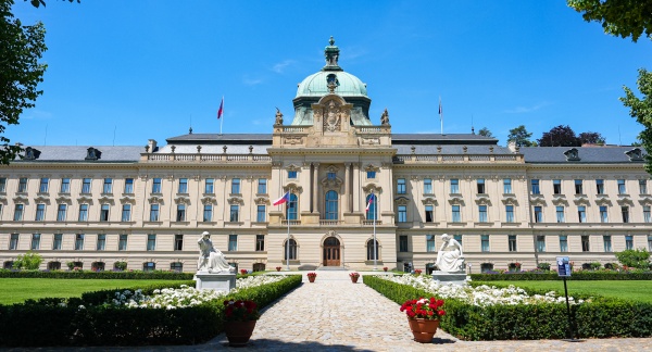 Zahrada Strakovy akademie zůstane 1. srpna 2026 uzavřena, 29. července 2026.
